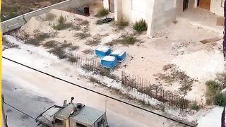 فلسطينيون-يمطرون-آليات-الاحتلال-بالحجارة_7