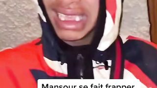 Nasdas mansour c'est fait frapper par le gerant du bar
