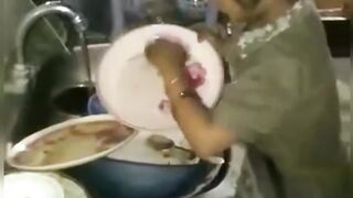 چھوٹی سی لڑکی پہ اتنی بڑی ذمہ داری