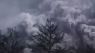 رماده الأكبر منذ 60 عاماً.. ثوران هائل لبركان "شيفيلوتش" في #روسيا: