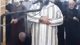 Taraveeh Parhatey hue Molana Sahb Ko Billy Ne Munh Pe Bosa Dia