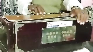 This video is worshop from harmonium