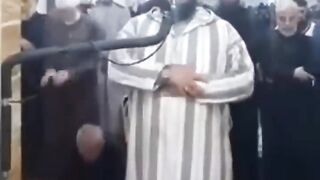 un chat grimpe sur l'épaule de l'imam pendant la prière [les versets sont sous_titrés en français]