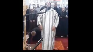 Namaz  K Doran Bili Aa Gai Phir Us Nay Imam K Sath Kia Kia Subhanallah Video Viral