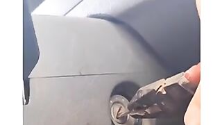 Voiture roulante sur des menaces