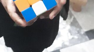 Cube solving by a little girl . ( چھوٹی سی بچی نے کیوب کیسے حل کیا )
