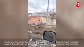 "Russian sniper is trying to shoot us"- Ukrainian soldiers seen walking in the streets of Bakhmut