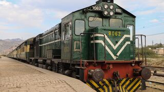 Pakistan Railwayroad Level Crossing |Tezgam Express Passing High Speed At Pattoki Nurseries