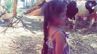 اصغر طفلة تلاعب الحيوانات