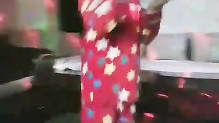 طفلة ترقص على الموسيقى