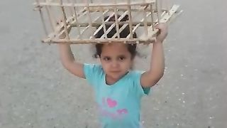 طفلة تتسوق بالقفص