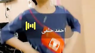 ماذا تفعل هذة الطفلة الجميلة