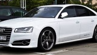 Grande jogador comprou um carro de luxo