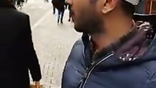 WOH KON HAY JO PIA KO LOSS DAY RAHA HAY.