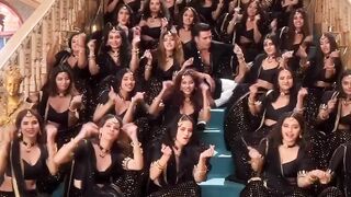 Akshay Kumar dance with beautiful girls
