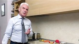 УЧИТЕЛЯТ ГОВОРИ ЗА УЧЕНИКА СИ