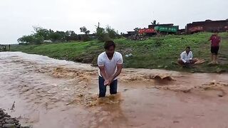 हमने चढने वाली मछलीयो को हाथों से पकड़ा है । fish hunting