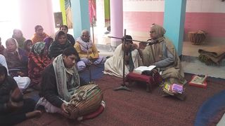 হরিনাম সংকৃর্ত্তনের আসরে ভক্তবৃন্দ
