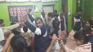চারিদিকে ঘুরে ঘুরে নেচে নেচে হরিনাম সংকীর্ত্তন