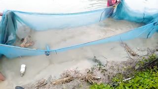 পুকুরের টাটকা মাছ ধরা দেখুন
