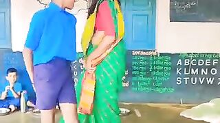 மாணவனுடன் சேர்ந்து ஆசிரியை போட்ட செம டான்ஸ்...
