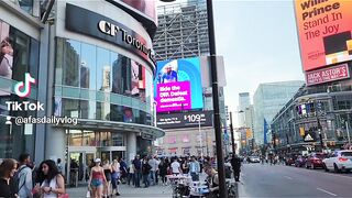canada mein weekend kaisay guzta hai/Young dundas square Toronto Canada Eaton centre