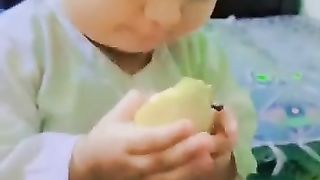 Mera Beta Apple Kha Raha Ha