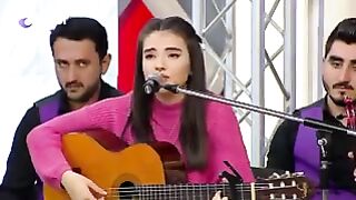 Azeri girl singing beatiful turkish song