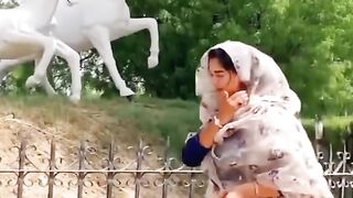 AMBER SAY AIK AAE HAY PARYOON KE RANI.