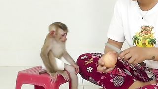 Sweet Little Bom's Sit Funny Gesture Watch Mom Prepare Fresh Fruits For Her