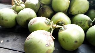Totorial kupas kelapa muda dengan cepat| Kupas kelapa cepat | coconut cutting skill