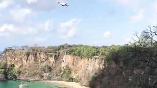 Un avion survole un trésor