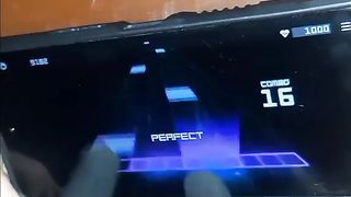 Incredible skill to play a musical game on Android. Too fast ????