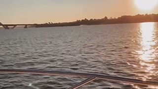bateau et coucher de soleil