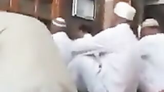 مراکش کا امام خطبہ دے رہا رہا تھا ، موت کے فرشتے کو دیکھا