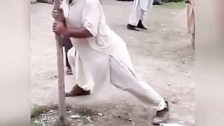 Es dance ka Koi Naam Bata Sakta hai ke ye ye kon sa Dance hai