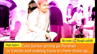 Cute sardar giving jall Parshad to Yatries and making faces to cheer them up