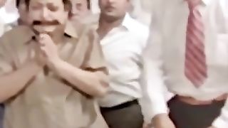 Molazim Ka Khana Afesar He Khaa Jatay hain