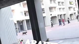 Un jeune braque la police avec une arme