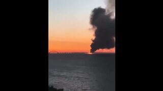 Масштабный пожар: загорелся Крымский мост, движение перекрыто