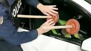 طريقة فتح السيارة إذا نسيت المفاتيح في الداخل????