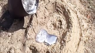 22Regardez une grande colonie de fourmis moissonneuses avec de l'aluminium fondu