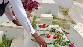 يوم العيد : بعد ما يبيع الورد في الجبانة يرجع يدور و يعكل