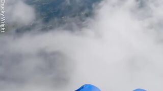 Voler dans les nuages à 17 500 pieds sur un paramoteur !