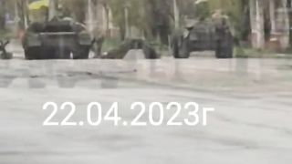 В ЦЕНТЪРА НА МАРИУПОЛ ПАРТИЗАНИ ПОСТАВИХА УКРАИНСКИ ЗНАМЕНА