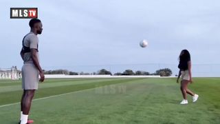 Virginie montre son incroyable talent de jongleuse  2023
