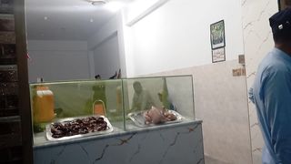 پاکستان کے ایک گاؤں میں مرغی کی صاف ستھری دکان