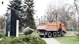 ПАМЕТНИКЪТ НА ЖУКОВ ВЪВ ХАРКОВ Е СЪБОРЕН