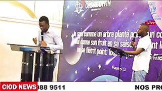 Dieu couvre ceux qui le louent!