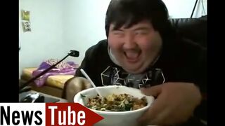 Un coréen fou qui rigole en mangeant ! !! !